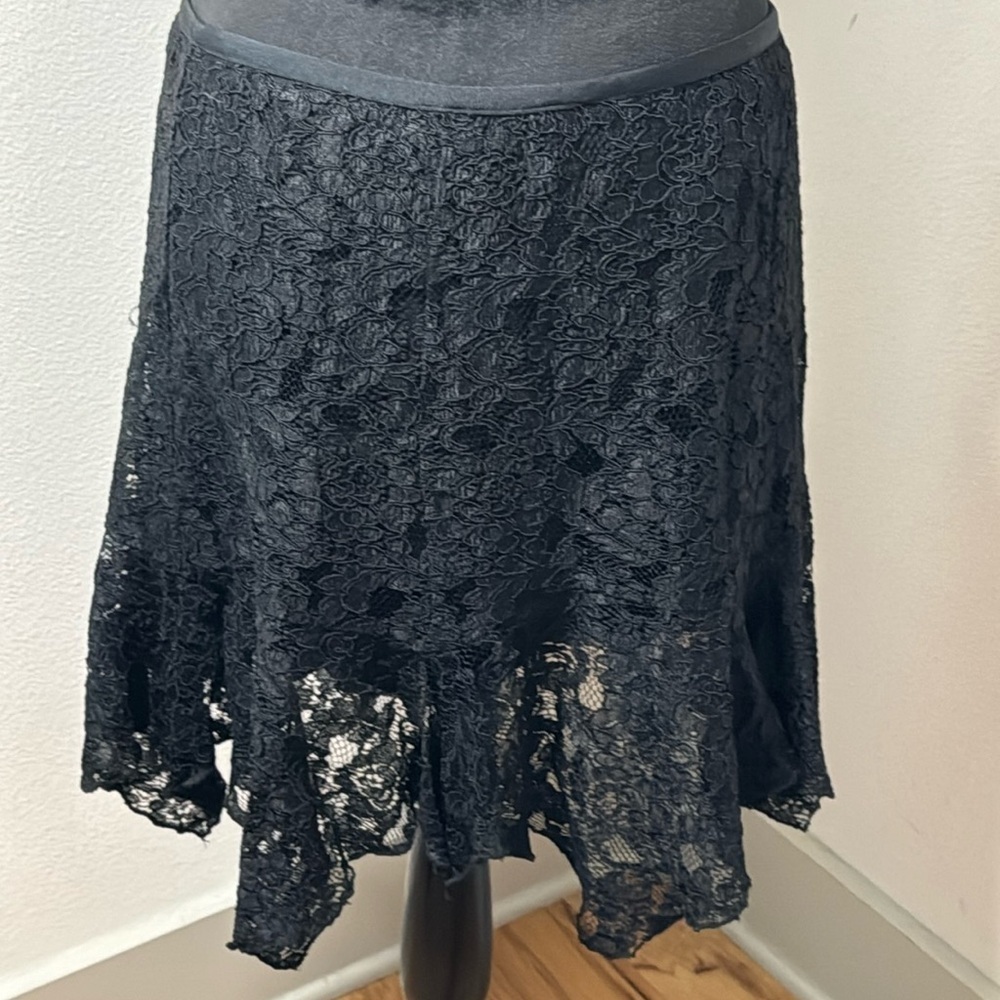 Diane Von Furstenberg black lace pull on flutter skirt Sz 12